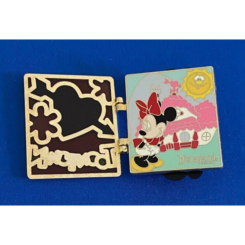 TOONTOWN MINNIE MOUSE & HER HOUSE Pin Stained Glass Disney